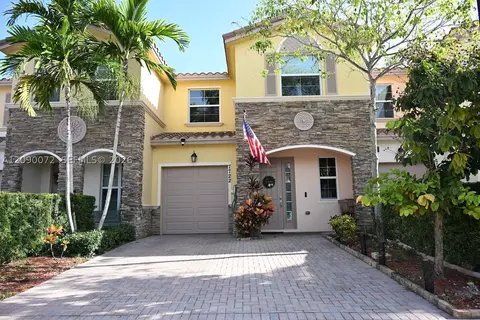 7722 SW 52nd Pl, Davie, FL 33328