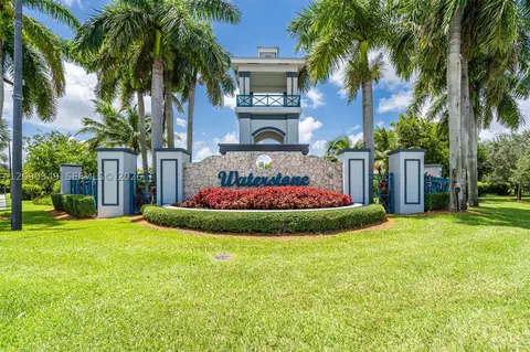 1002 NE 41st Pl, Homestead, FL 33033