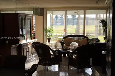3980 Oaks Clubhouse Dr #110, Pompano Beach, FL 33069