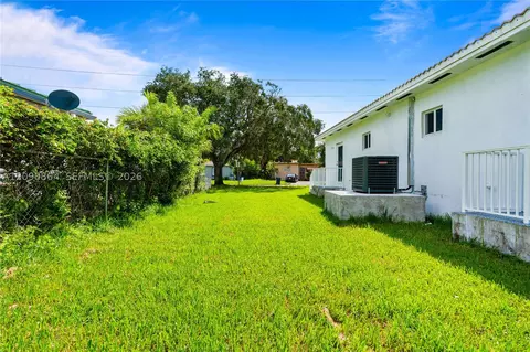 Exterior - 580 Lee Dr, Miami Springs, FL 33166 photo 9 of 10