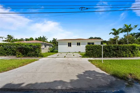 Exterior - 580 Lee Dr, Miami Springs, FL 33166 photo 6 of 10
