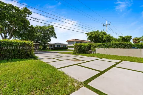 Exterior - 580 Lee Dr, Miami Springs, FL 33166 photo 7 of 10