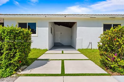 Exterior - 580 Lee Dr, Miami Springs, FL 33166 photo 3 of 10