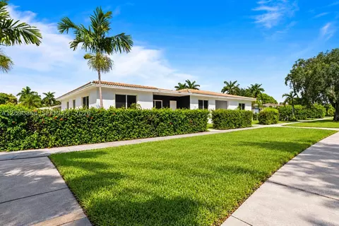 Exterior - 580 Lee Dr, Miami Springs, FL 33166 photo 1 of 10