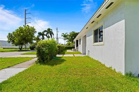 Exterior - 580 Lee Dr, Miami Springs, FL 33166 photo 5 of 10