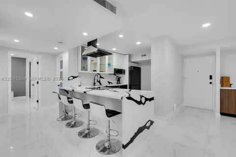 3800 Hillcrest Dr #203, Hollywood, FL 33021