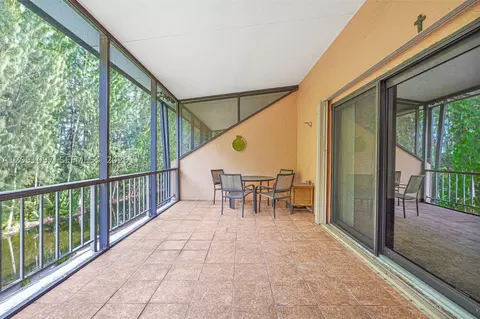 430 Commodore Dr #304, Plantation, FL 33325