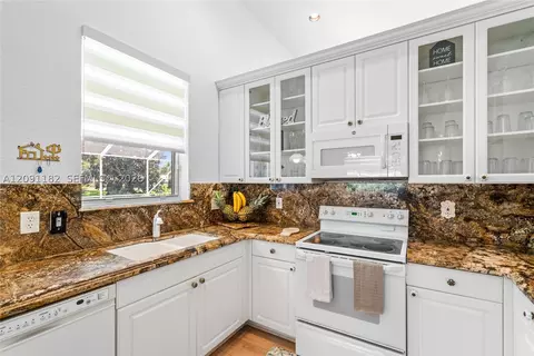 Kitchen - 6420 Mallards Way, Coconut Creek, FL 33073 photo 4 of 5