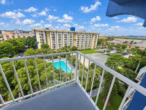 4550 NW 9th St #901E, Miami, FL 33126