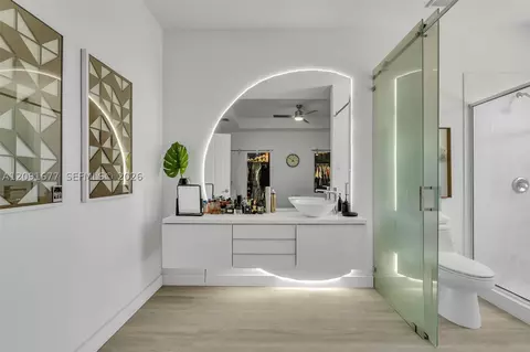 Bath - 3309 W 91st Ter, Hialeah, FL 33018 photo 4 of 4