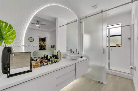 Bath - 3309 W 91st Ter, Hialeah, FL 33018 photo 3 of 4