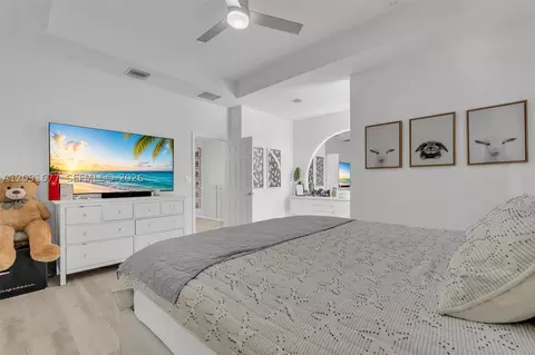 Bedroom - 3309 W 91st Ter, Hialeah, FL 33018 photo 3 of 5