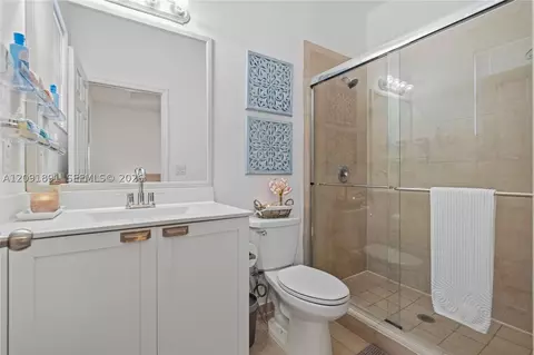 Bath - 10496 W 33rd Ln, Hialeah, FL 33018 photo 1 of 1