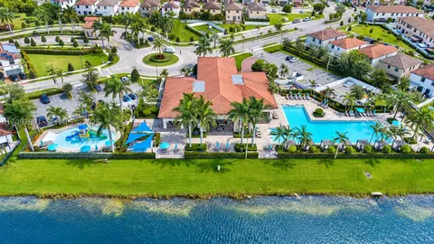 View/Area - 10496 W 33rd Ln, Hialeah, FL 33018 photo 2 of 8