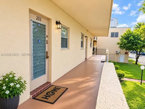300 Berkley Rd #203, Hollywood, FL 33024