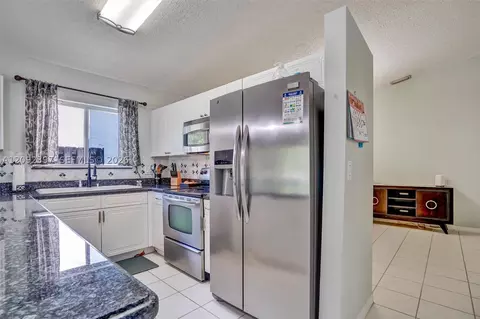 Kitchen - 127 Danielle Ct, Weston, FL 33326 photo 2 of 3