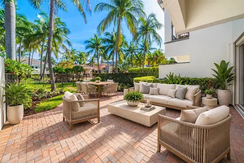 887 W Spinnaker Dr W, Hollywood, FL 33019