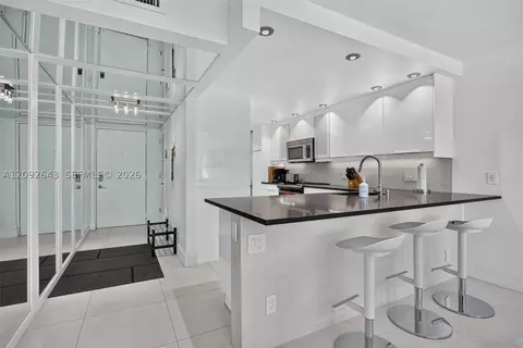 2326 S Cypress Bend Dr #221, Pompano Beach, FL 33069