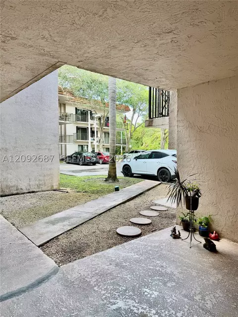 4725 SW 62nd Ave #104, Davie, FL 33314