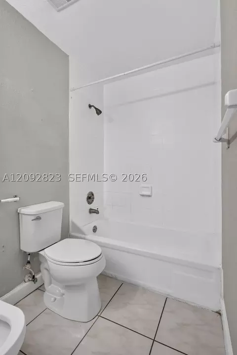 Bath - 275 W 68th St #106, Hialeah, FL 33014 photo 4 of 6