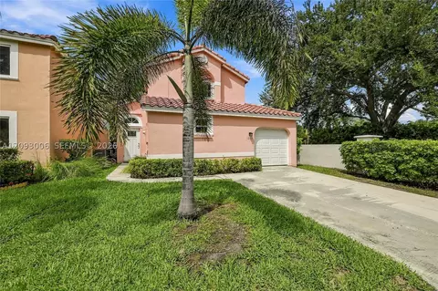 Exterior - 1301 SE 5th Ct, Dania Beach, FL 33004 photo 2 of 10