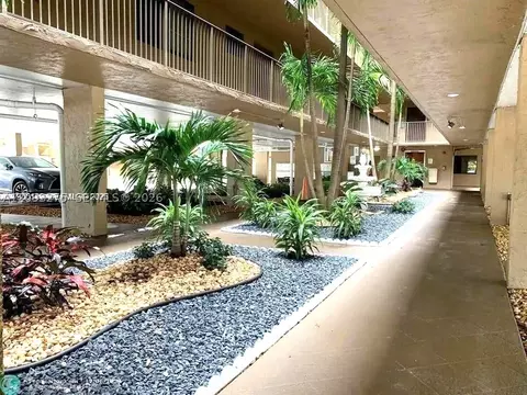 8020 Hampton Blvd #309, North Lauderdale, FL 33068
