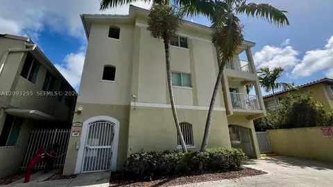695 SW 11th St #204, Miami, FL 33129