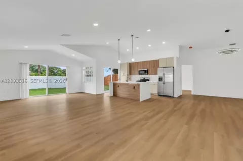 16 Gables Blvd, Weston, FL 33326