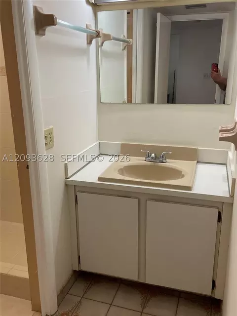 Bath - 440 E 23rd St #1416, Hialeah, FL 33013 photo 4 of 4