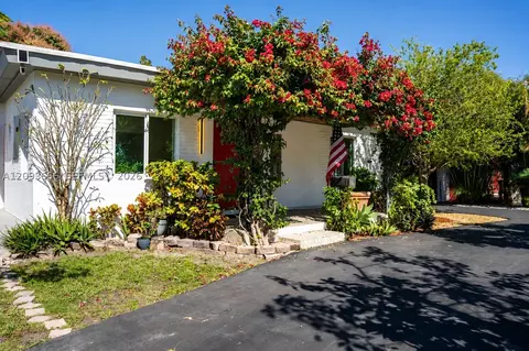 Exterior - 861 W 32nd St, Hialeah, FL 33012 photo 2 of 4