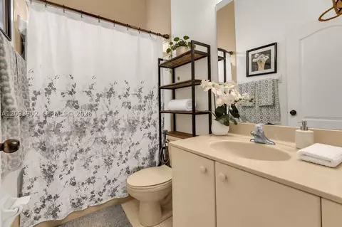 Bath - Undisclosed, Hialeah, FL 33018 photo 6 of 7
