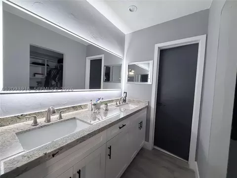 Bath - 7486 W 18th Ave, Hialeah, FL 33014 photo 3 of 4