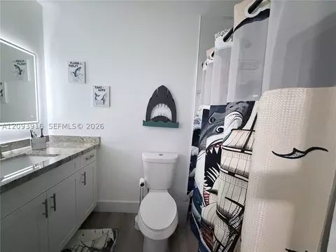 Bath - 7486 W 18th Ave, Hialeah, FL 33014 photo 2 of 4