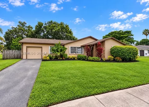 908 Cardinal Pl, Homestead, FL 33035