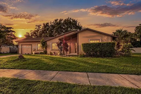 908 Cardinal Pl, Homestead, FL 33035