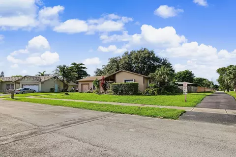 908 Cardinal Pl, Homestead, FL 33035