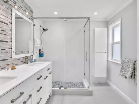 Bath - 5121 NE 30th Ter, Lighthouse Point, FL 33064 photo 1 of 4
