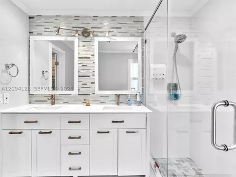 Bath - 5121 NE 30th Ter, Lighthouse Point, FL 33064 photo 2 of 4