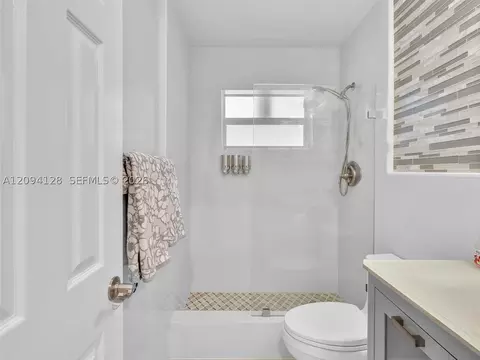 Bath - 5121 NE 30th Ter, Lighthouse Point, FL 33064 photo 4 of 4