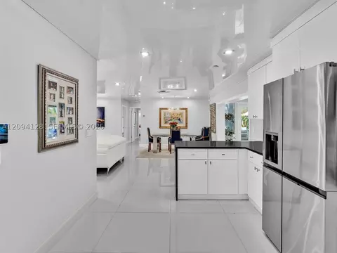 Kitchen - 5121 NE 30th Ter, Lighthouse Point, FL 33064 photo 2 of 3