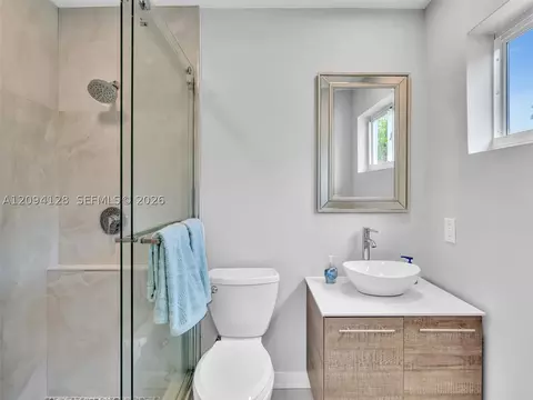 Bath - 5121 NE 30th Ter, Lighthouse Point, FL 33064 photo 3 of 4