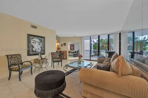 20281 E Country Club Dr #305, Aventura, FL 33180
