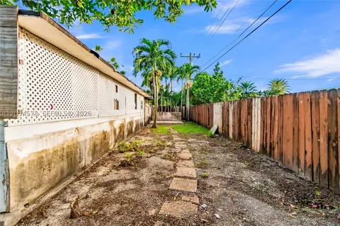 Exterior - 4730 W 8th Ave, Hialeah, FL 33012 photo 4 of 13