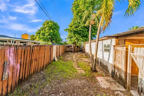 Exterior - 4730 W 8th Ave, Hialeah, FL 33012 photo 6 of 13