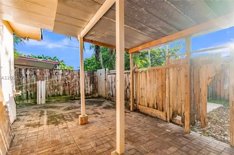 Exterior - 4730 W 8th Ave, Hialeah, FL 33012 photo 12 of 13