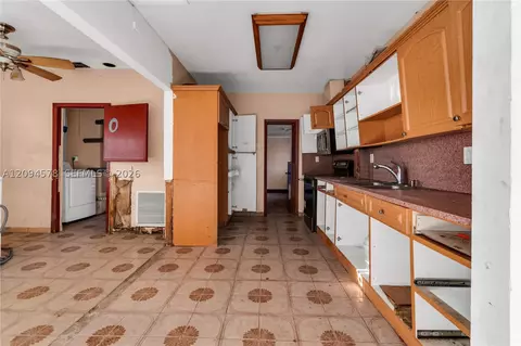 Kitchen - 4730 W 8th Ave, Hialeah, FL 33012 photo 2 of 2