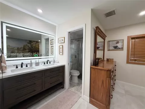 Bath - 520 NW 46th St, Pompano Beach, FL 33064 photo 1 of 3