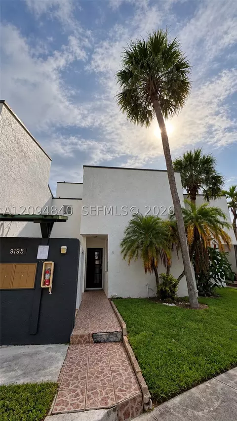 9195 Fontainebleau Blvd #4, Miami, FL 33172