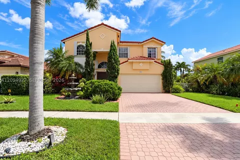 1021 NW 185th Ave, Pembroke Pines, FL 33029