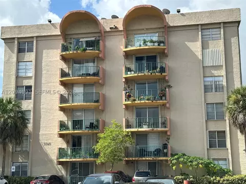 9360 Fontainebleau Blvd #410, Miami, FL 33172